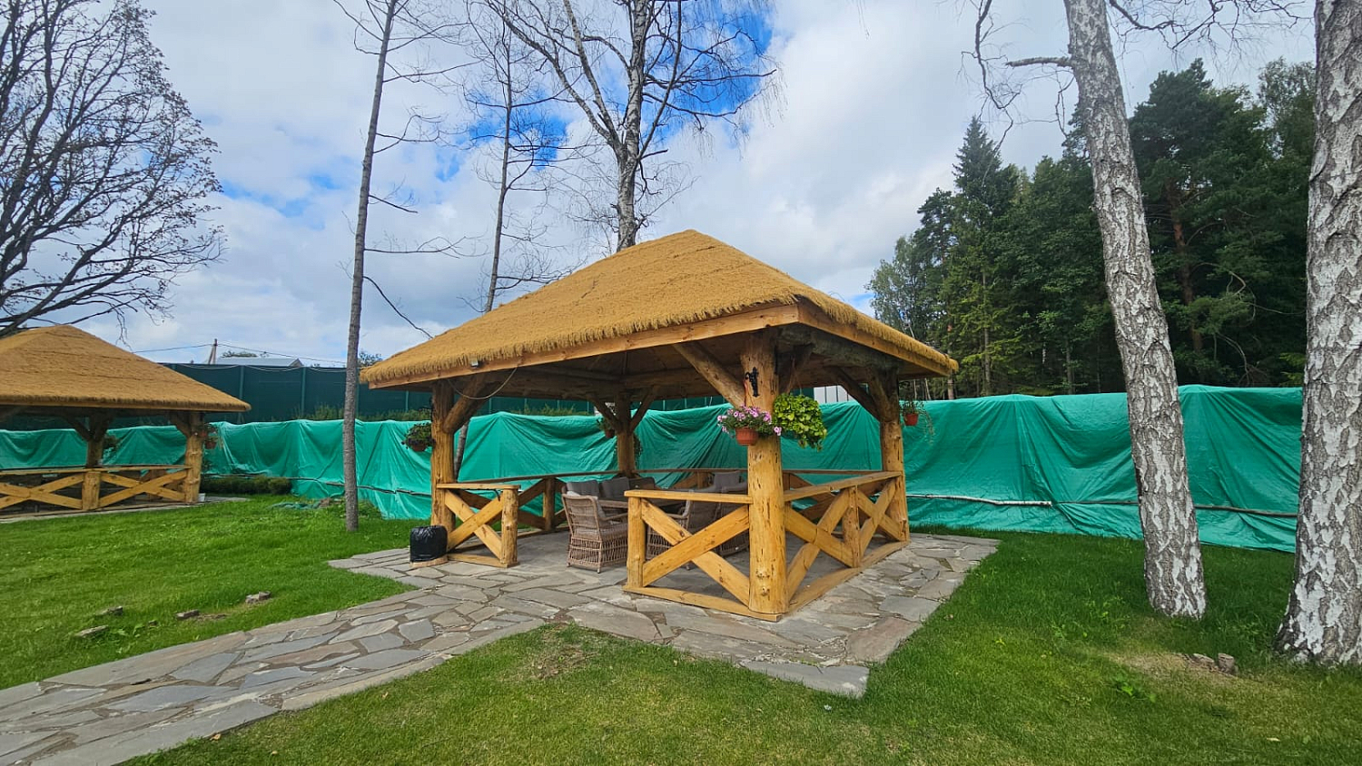 Обеденный комплект из ротанга Royal Family ISABELLA в деревянных беседках: гармония природных материалов